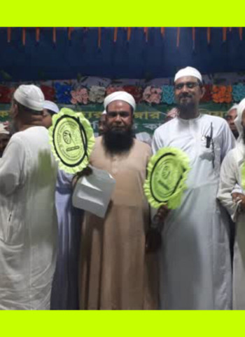 নারায়ণগঞ্জের এমপি প্রার্থীদের হাতে  হাত পাখা তুলে দিলেন- পীর সাহেব চরমোনাই