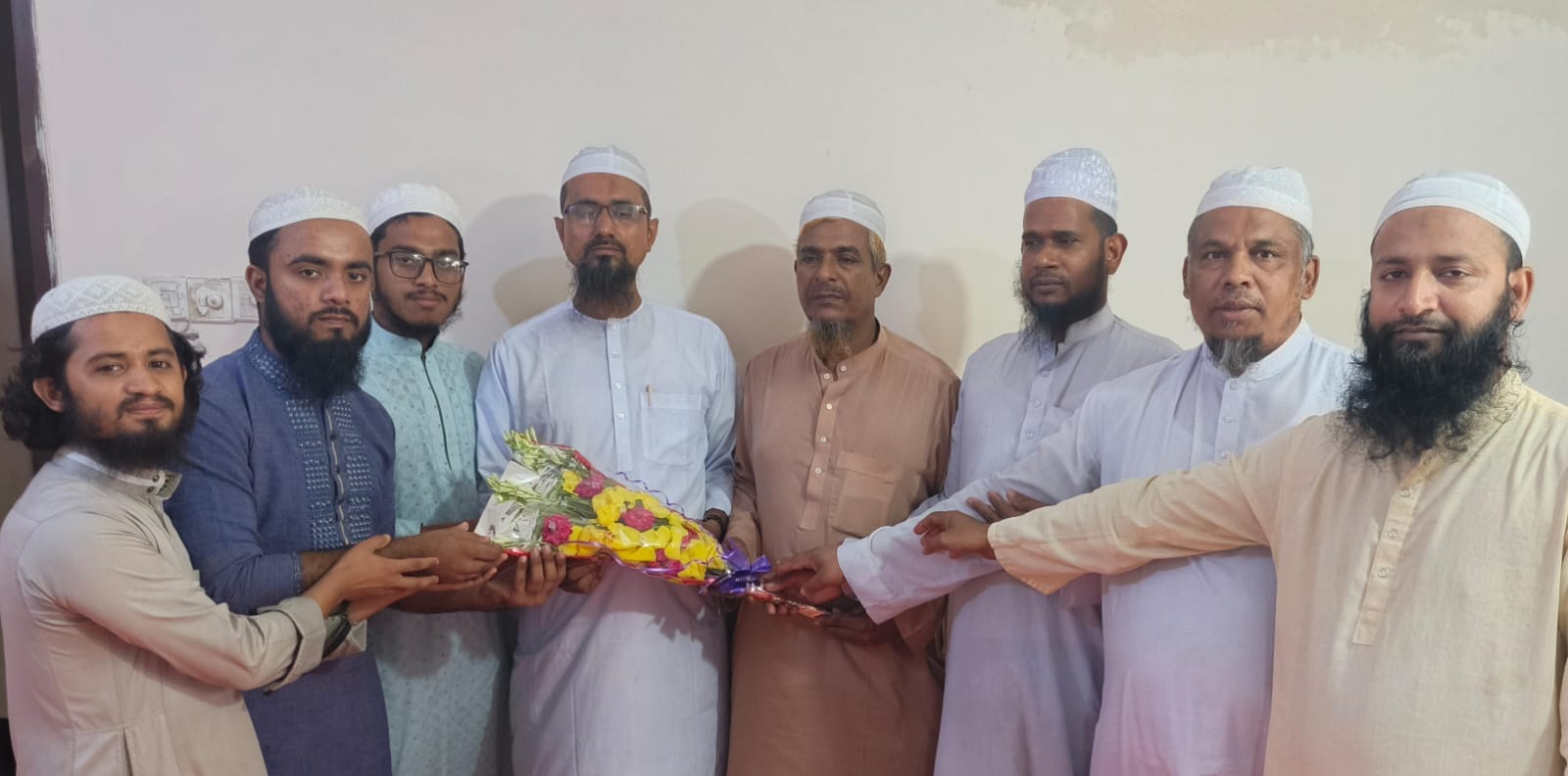 সোনারগাঁয়ে ইসলামী আন্দোলনের সংসদ সদস্য প্রার্থী ফারুক আহমাদ মুন্সিকে ফুল দিয়ে শুভেচ্ছা জানান নেতা কর্মীরা