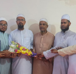 সোনারগাঁয়ে ইসলামী আন্দোলনের সংসদ সদস্য প্রার্থী ফারুক আহমাদ মুন্সিকে ফুল দিয়ে শুভেচ্ছা জানান নেতা কর্মীরা