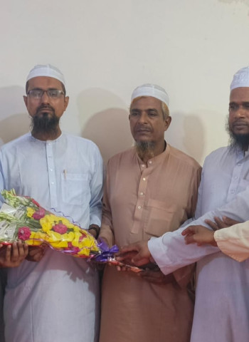 সোনারগাঁয়ে ইসলামী আন্দোলনের সংসদ সদস্য প্রার্থী ফারুক আহমাদ মুন্সিকে ফুল দিয়ে শুভেচ্ছা জানান নেতা কর্মীরা