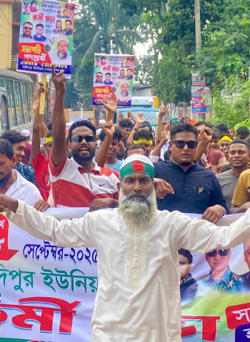 হোসেনের নেতৃত্বে  কর্মী সম্মেলন সফল করতে বিশাল বড় মিছিল নিয়ে অংশগ্রহণ