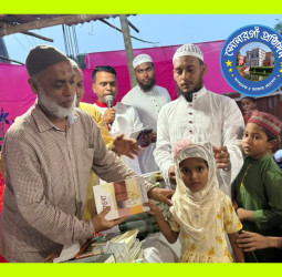 দৃষ্টি প্রতিবন্ধীদের মাঝে পুরস্কার বিতরণে- আল মুজাহিদ মল্লিক